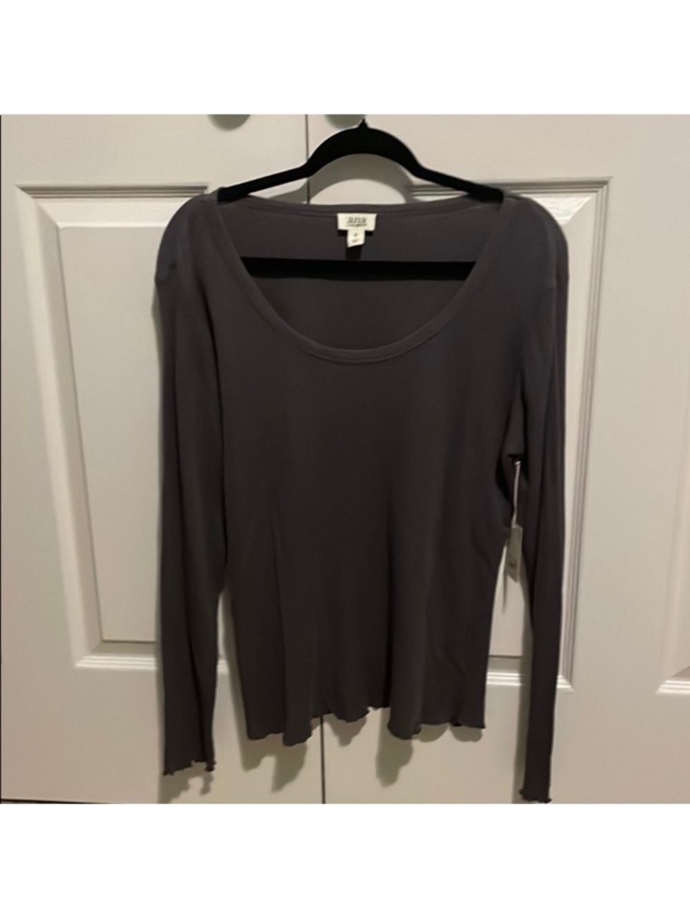 Women’s a.n.a Charcoal Gray Waffle Knit Long Sleeve Top W/Scallop Trim. Size XL